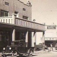 Cottonwood Hotel logo