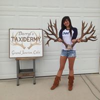 Darryl's Taxidermy logo