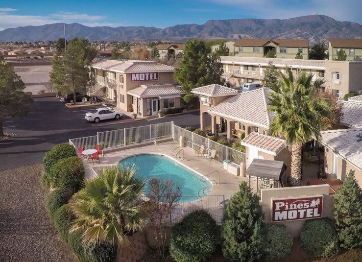 Pines Motel logo