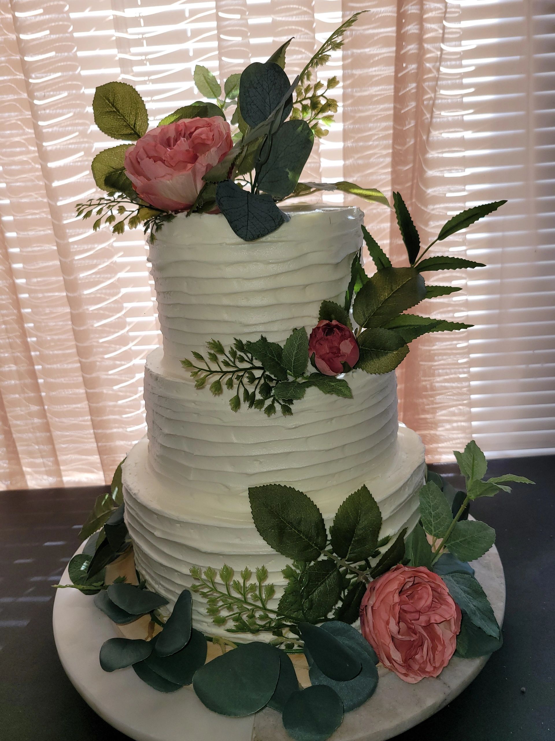 Custom Bakes & Crafting LLC logo