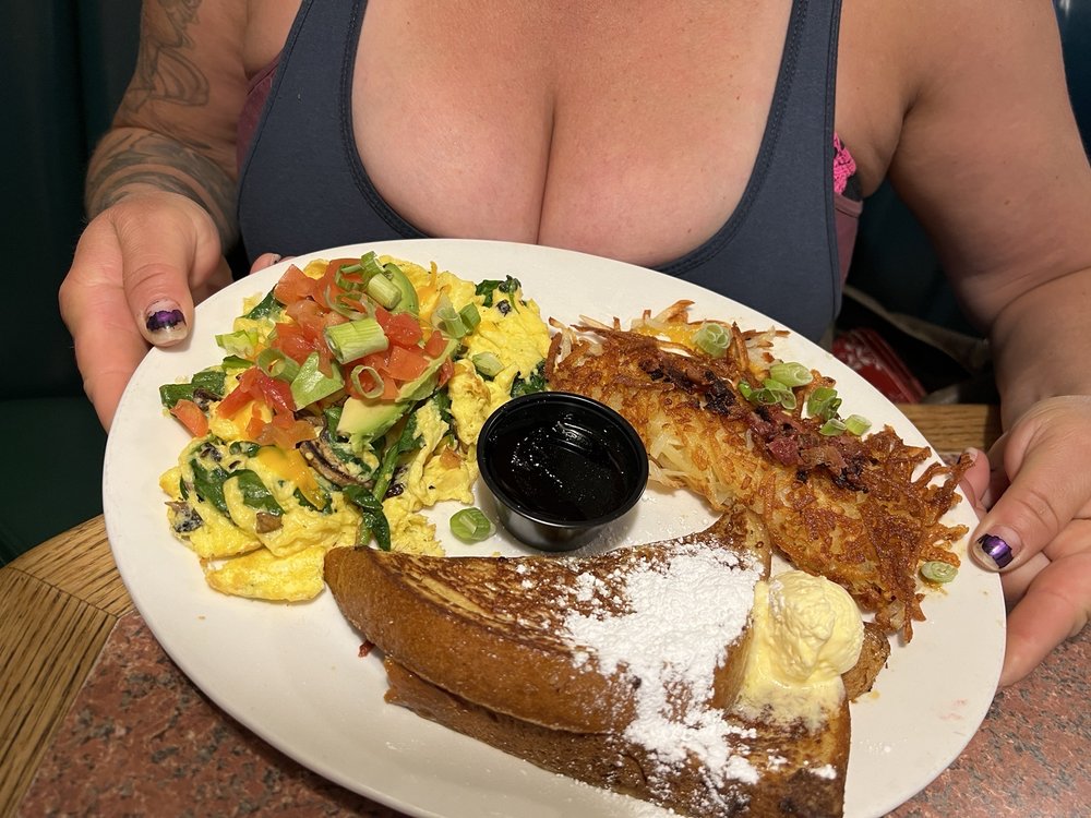 Shari's Cafe & Pies logo