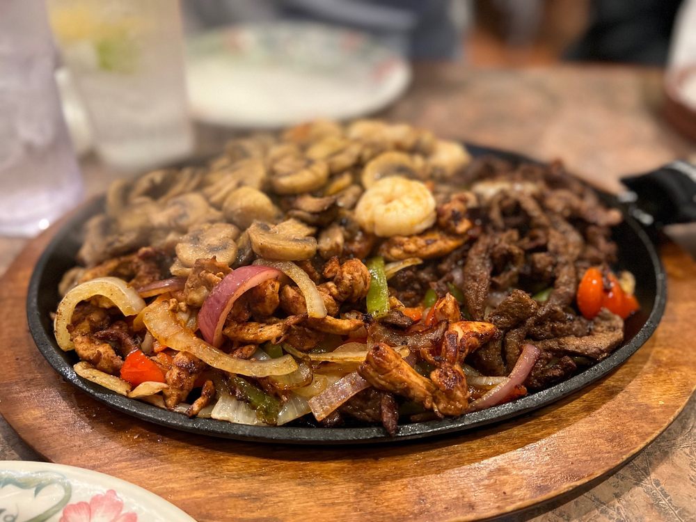 El Porton Restaurant logo