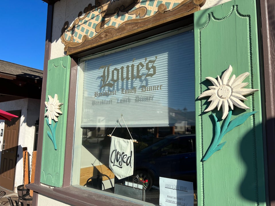 Louie's Cafe logo