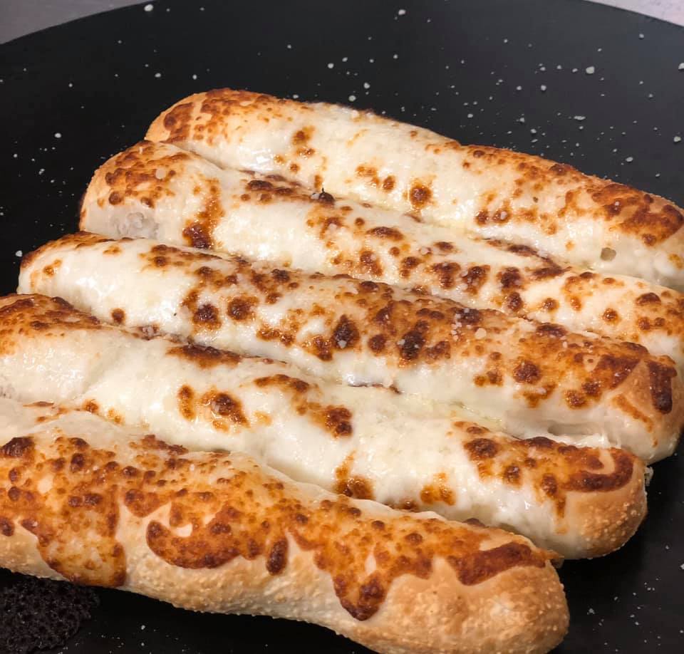 Moxee Pizza logo
