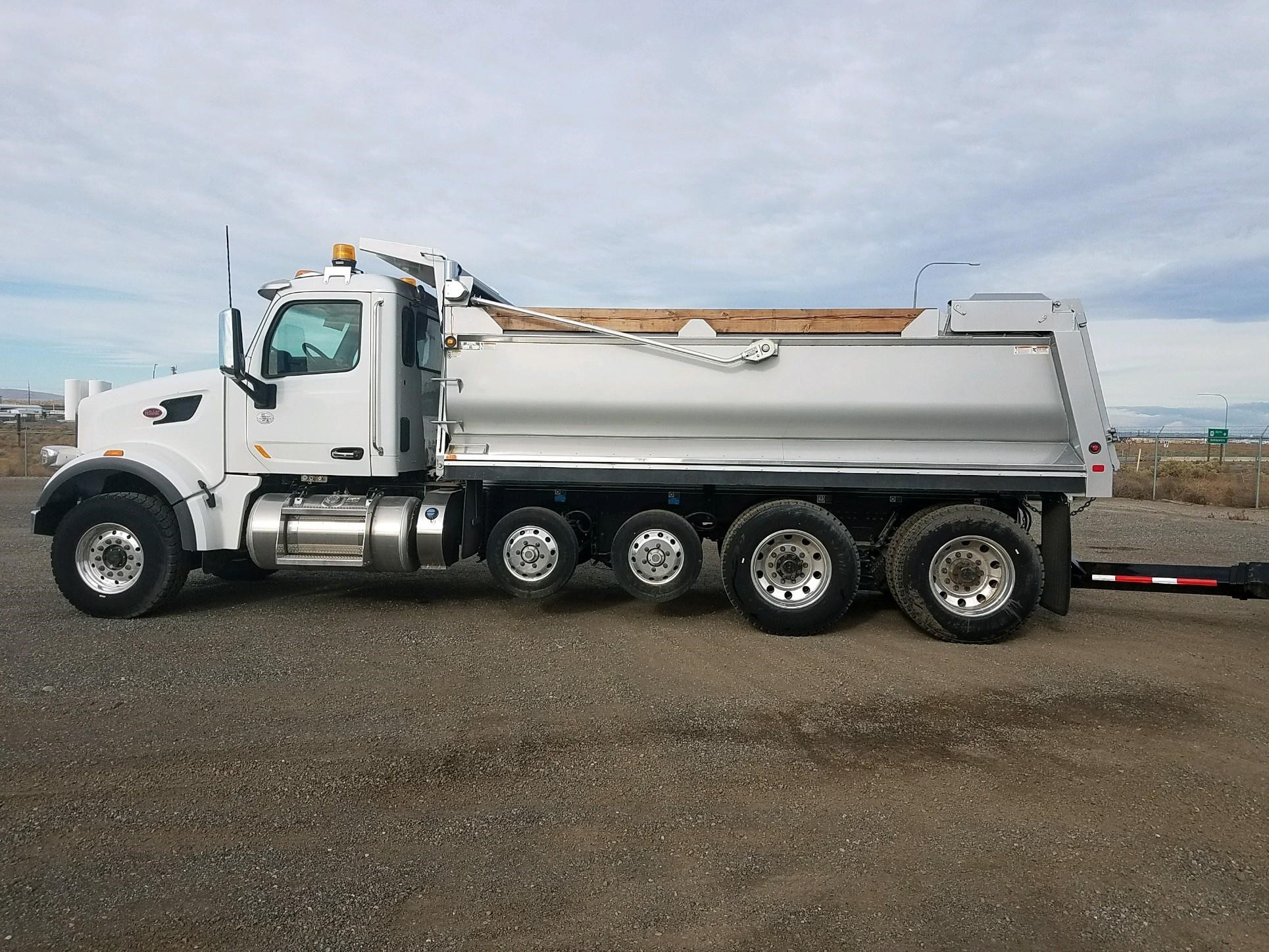 Dobbs Peterbilt - Yakima logo