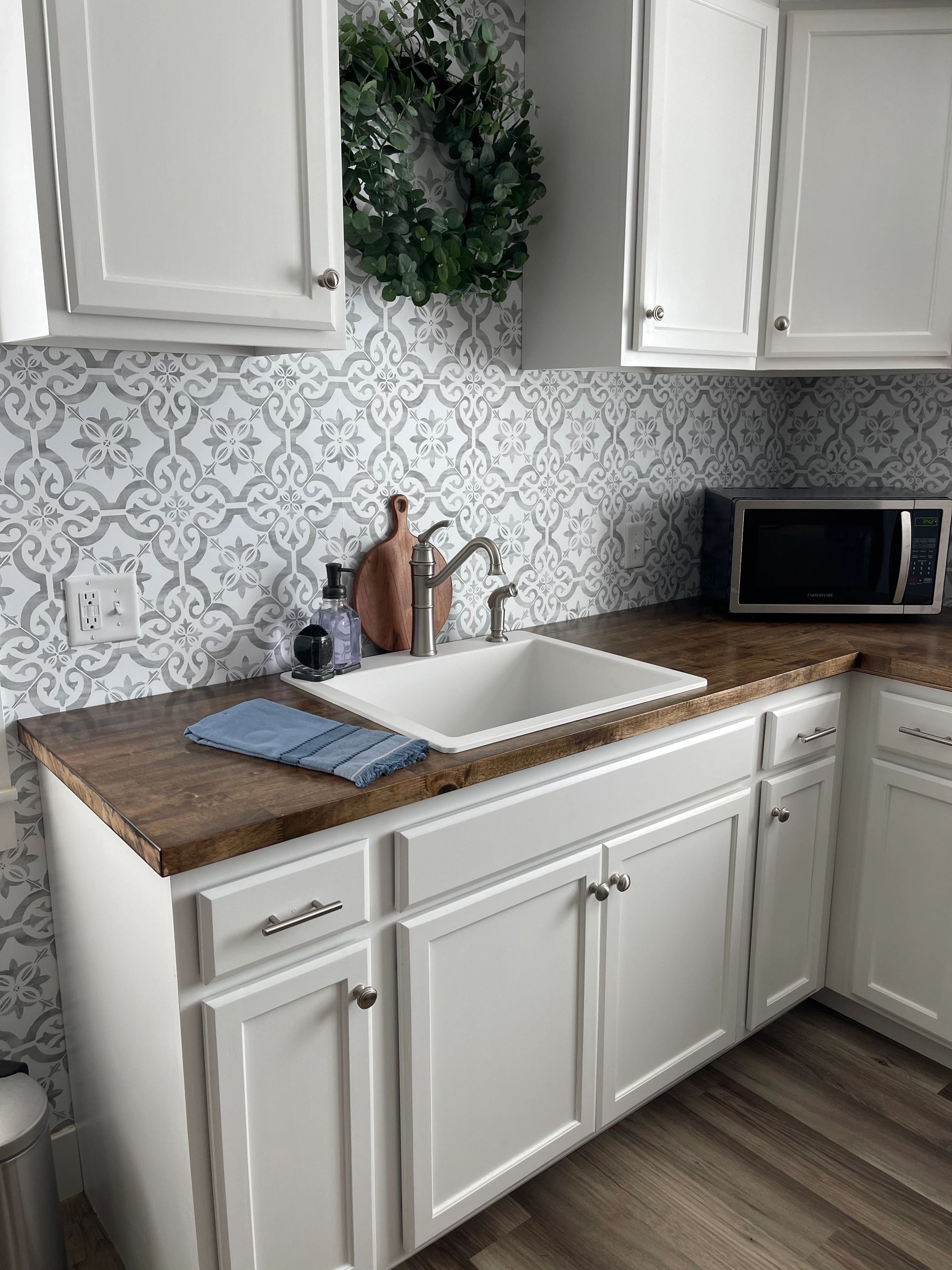 AmeriWood Construction logo