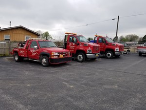 C & R Towing logo